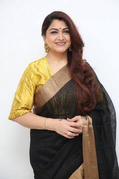 Actress Kushboo: చీర కట్టులో మెరిసిపోతున్న సీనియర్ నటి ఖుష్బూ