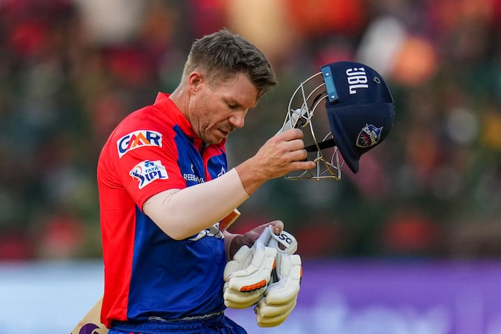 यंदाच्या आयपीएलमध्ये सर्वाधिक निर्धाव चेंडू खेळण्याचा नकोसा विक्रम डेविड वॉर्नरच्या नावावर आहे. वॉर्नरने पाच डावात 76 डॉट बॉल खेळले आहेत.