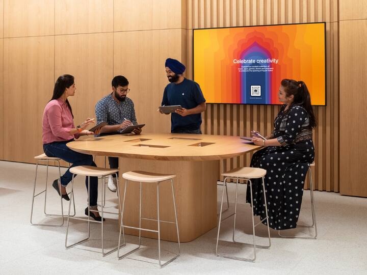 Customers can experience 'Today at Apple' sessions in a personalised roundtable manner, where they can learn about Apple's products, services, tips, and tricks from experts. (Image credit: Apple)