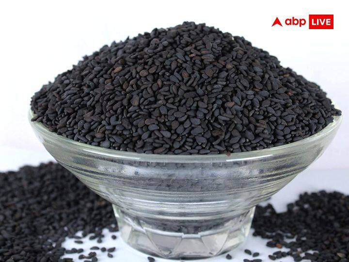 तिल: सूर्य ग्रहण में काले तिल का दान करने से ग्रहों की शांति होती है. राहु-केतु की शांति के लिए सूर्य ग्रहण में काले तिल का दान करना चाहिए.