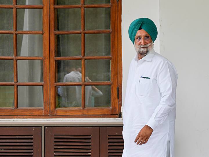 Rajasthan Congress Sukhjinder Singh Randhawa Targets Rajendra Singh Gudha on Chhati ka Doodh Comment Sachin Pilot  Rajasthan Politics: राजेंद्र गुढ़ा के 'छठी के दूध' वाले बयान से नाराज कांग्रेस प्रभारी रंधावा, बोले- 'मैं एक-एक बात नोट...'