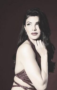 Jacqueline Fernandez: ਜੈਕਲੀਨ ਫਰਨਾਂਡਿਸ ਨੇ ਰੈੱਡ ਸ਼ਿਮਰੀ ਆਉਟਫਿਟ ਵਿੱਚ ਦਿਖਾਇਆ ਗਲੈਮਰਸ ਅੰਦਾਜ਼, ਸਟਾਈਲਿਸ਼ ਲੁੱਕ ਦੇਖ ਦੀਵਾਨੇ ਹੋਏ ਫੈਨਜ਼