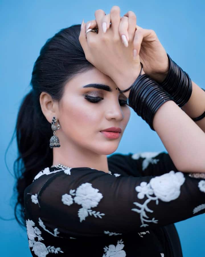 వర్ష లేటెస్ట్ ఫోటోస్.