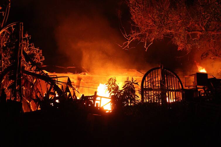 Terrible fire at Thanjavur Marapattarai: Damage to goods worth Rs 60 lakh TNN தஞ்சாவூர் மரப்பட்டறையில் பயங்கர தீவிபத்து: ரூ.60 லட்சம் மதிப்பு பொருட்கள் சேதம்