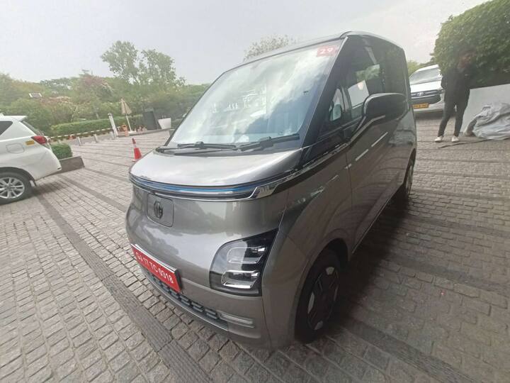 इसके इंटीरियर में वायरलेस ऐप्पल कारप्ले और एंड्रॉइड ऑटो के साथ 10.25 इंच का टचस्क्रीन इंफोटेनमेंट सिस्टम दिया गया है, जबकि साथ में एक 10.25 इंच का डिजिटल इंस्ट्रूमेंट क्लस्टर भी है. अन्य फीचर्स के तौर पर इसमें स्टीयरिंग कंट्रोल, एक इलेक्ट्रिक पार्किंग ब्रेक, 55 कनेक्टेड कार फीचर्स, सेंसर के साथ रियर पार्किंग कैमरा, ड्राइव मोड और एक डिजिटल की सहित और बहुत सारे फीचर्स शामिल हैं. साथ ही इसमें सेफ्टी फीचर्स के तौर पर एयरबैग, ईबीडी के साथ एबीएस और बहुत सारे फीचर्स शामिल हैं.