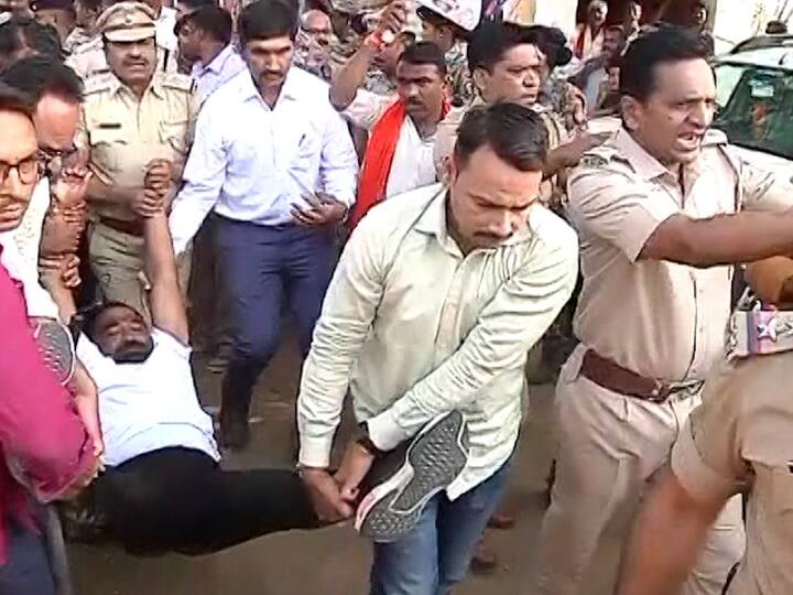 या यात्रेनं 250 किलोमीटरचे अंतर पार केलं होतं. अद्याप 30 किलोमीटर अंतर जाणं बाकी होतं. त्यापूर्वीच कायदा सुव्यवस्थेच्या प्रश्नावरुन पोलिसांनी त्यांना ताब्यात घेतलं आहे.