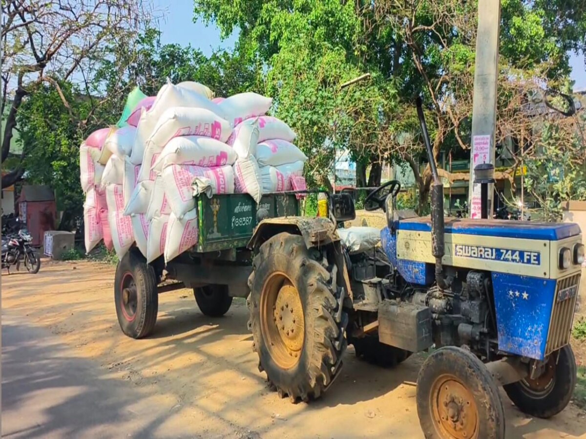 ஆரணி அருகே நேரடி நெல் கொள்முதல் மையத்தில் விவசாயிகளிடம் லஞ்சம் கேட்ட அலுவலர் -  விவசாயிகள் தர்ணா