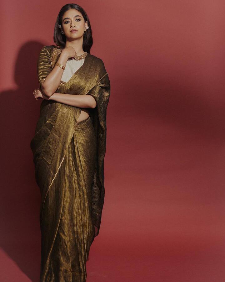 చీరలో మత్తెక్కించే చూపులతో ఆకట్టుకుంది.Photo Credit: Keerthy Suresh/instagram