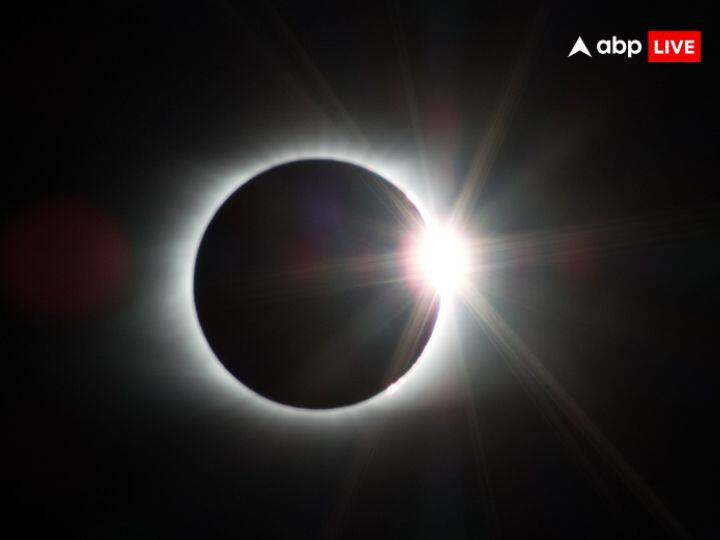 ज्योतिष शास्त्र में सूर्य ग्रहण को एक अशुभ घटना माना जाता है क्योंकि इस दौरान सूर्य ग्रसित हो जाता है जिसका नकारात्मक प्रभाव पूरी दुनिया पर पड़ता है.