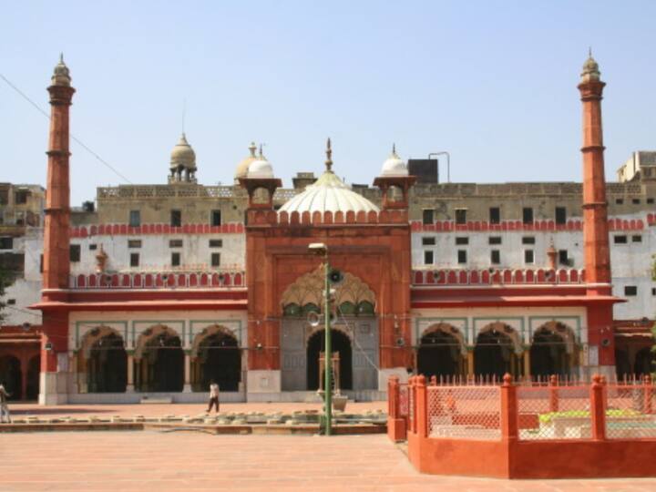 Fatehpuri Masjid: Fatehpuri Masjid is located near the western end of Chandni Chowk. It has a fluted dome and two enormous minarets, and it is made completely of red stone. The mosque, a gem of Mughal architecture, includes a huge central prayer hall that is framed by seven colossal arches.  Additionally, it has three enormous entrance gates, one of which opens across the street from Red Fort and the other two are situated towards the North and South. This mosque has stunning architectural prowess from the bygone Mughal era. (Image Source: Getty)