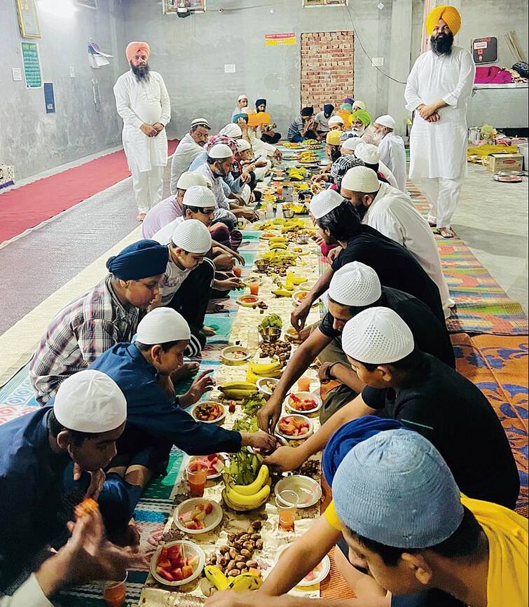 A message of brotherhood from the Sikhs...Roza Iftar organized For the Muslim community Sangrur News: ਸਿੱਖਾਂ ਵੱਲੋਂ ਭਾਈਚਾਰਕ ਸਾਂਝ ਦਾ ਸੁਨੇਹਾ...ਮੁਸਲਿਮ ਭਾਈਚਾਰੇ ਦੀ ਕਰਵਾਈ ਰੋਜ਼ਾ ਇਫਤਾਰੀ