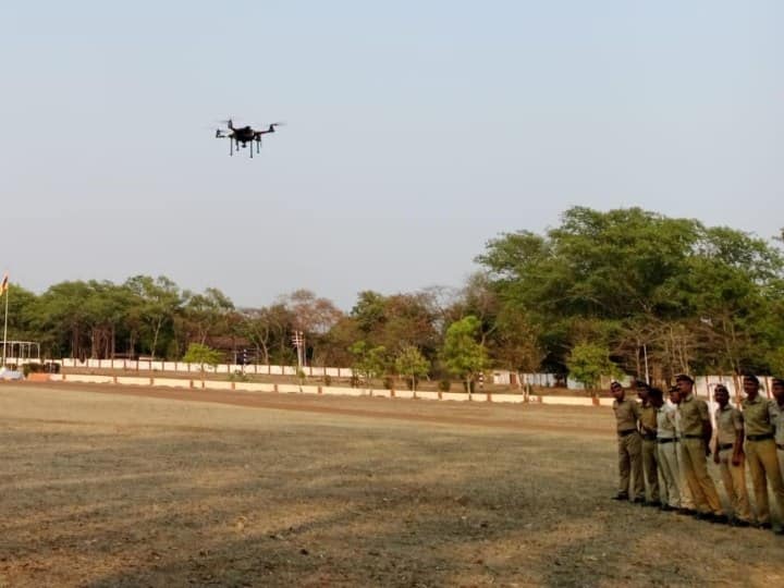 Maharashtra Drone Policy: महाराष्ट्र के जेलों में होगी हाईटेक सुरक्षा, पुणे के यरवदा जेल से शुरू हुई ड्रोन से निगरानी Maharashtra Drone Policy state jails will high tech security drone monitoring started from Yerawada jail ann Maharashtra Drone Policy: महाराष्ट्र के जेलों में होगी हाईटेक सुरक्षा, पुणे के यरवदा जेल से शुरू हुई ड्रोन से निगरानी