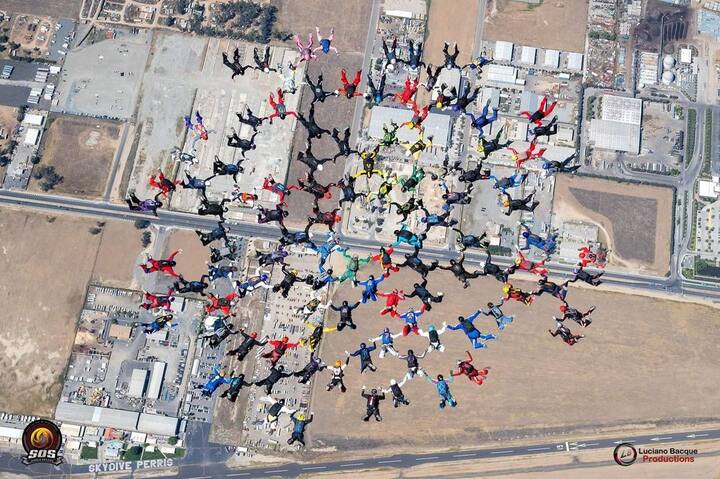 দক্ষিণ ক্যালিফোর্নিয়ার একটি স্কাইডাইভিং পরিকাঠামো দেওয়ার সংস্থা Skydive Perris এই গোটা ঘটনার একাধিক ছবি তাদের ইন্সটাগ্রাম হ্যান্ডেলে শেয়ার করেছে। সেখানেই জানানো হয়েছে এই ১০১ জন ষাটোর্ধ্ব স্কাইডাইভার দুটি বিশ্ব রেকর্ড ভেঙেছেন।