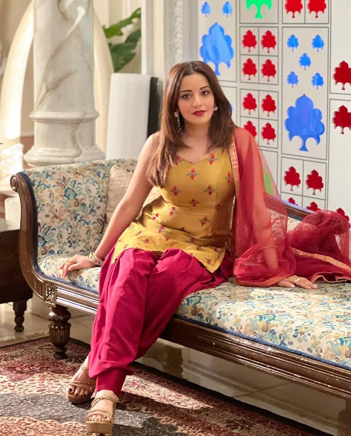 મોનાલિસા કેમેરાની સામે પોતાની સુંદરતા એવી રીતે બતાવે છે કે દર્શકો પણ તેની સુંદરતાના વખાણ કર્યા વગર પોતાને રોકી શકતા નથી.