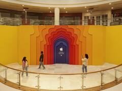 Apple Store in Delhi: कुछ ऐसा दिखता है एप्पल का दिल्ली वाला स्टोर, ओपनिंग के दौरान देखें कैसा रहा टिम कुक का अंदाज