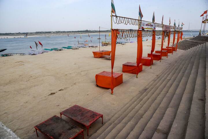वाराणसीतील माणसांच्या गर्दीमुळे सदा बहरलेला वाराणसी घाट देखील उन्हाच्या कडाक्यामुळे सुन्न पडला आहे. तापमानाचा पारा चढल्याने गंगा घाट निर्जन दिसत आहे.