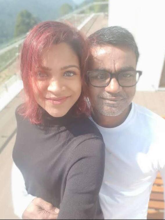 மனைவியுடன் க்யூட் போஸ் கொடுக்கும் செல்வராகவன்!