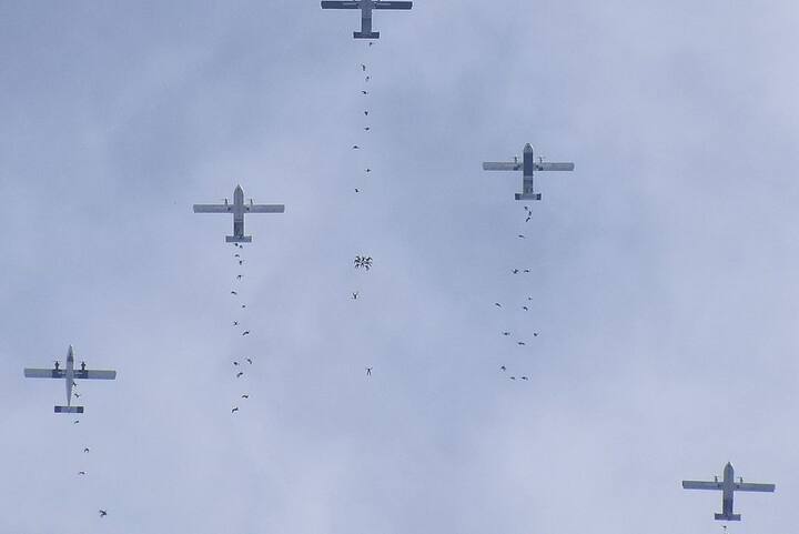 ষাট বছরের উপরের মোট ১০১ জন একসঙ্গে যোগ দিলেন স্কাইডাইভিংয়ের একটি ইভেন্টে। শুধু যোগ দিলেনই না। সফলভাবে শেষ করে তৈরি করলেন বিশ্ব রেকর্ডও। এমনটাই দাবি আয়োজক সংস্থার।