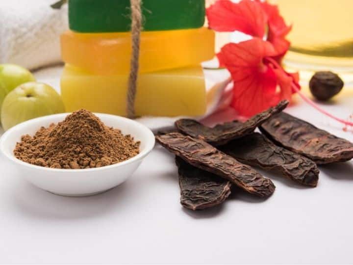 शिकाकाई में नेचुरल सैपोनिन होता है. पानी के साथ मिलने पर यह झाग बनाता है, जो बालों से ऑयल और गंदगी को निकालता है. इसमें विटामिन C और A सहित एंटीऑक्सिडेंट की भरपूर मात्रा होती है, जो बालों के रोम को ऑक्सीडेटिव स्ट्रेस से बचाती है. बालों में शिकाकाई लगाने से बालों की ग्रोथ बढ़ाने और इसका झड़ना रोकने में काफी मदद मिलती है.