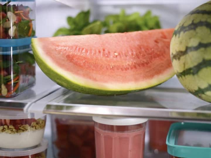 How to store Watermelon: मार्केट में तरबूज आना शुरू हो गया है. बहुत से लोगों को ये रसीला फल फ्रिज में ठंडा करके खाना पसंद होता है. अगर आप भी इनमें से एक हैं, तो पहले इस आर्टिकल को पढ़ लें.