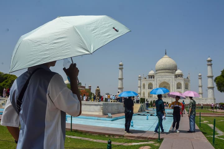 तीव्र उन्हाच्या झळांमुळे दिल्ली दर्शनाला येणाऱ्या पर्यटकांची संख्याही कमी झाली आहे. पावसाळ्यात जशी छत्री वापरावी लागते, तशीच काही परिस्थिती आता दिल्लीकरांवर ओढावली आहे.