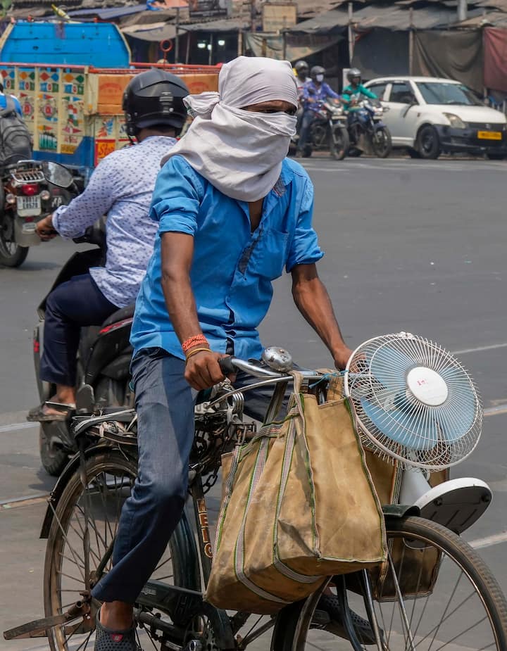 कुलरप्रमाणे पंख्याची मागणीही वाढू लागली आहे. कुलर घेणंही न परवडणाऱ्या जनवर्गाची पसंती आजही टेबल फॅनलाच मिळते आहे.
