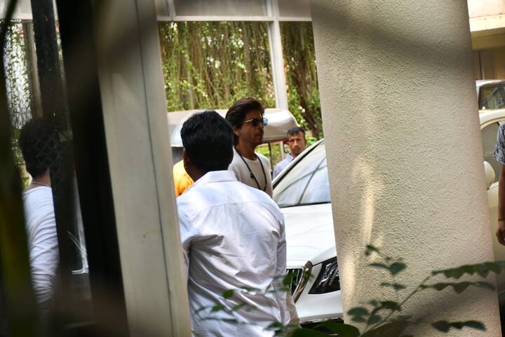 Bollywood celebs like Shah Rukh Khan were spotted at the Chopra residence to pay condolences