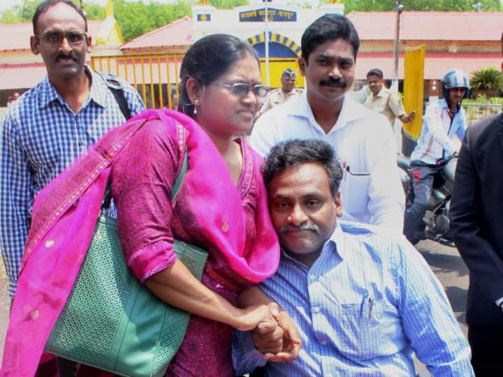 Maoist links case: GN साईबाबा को लगा 'सुप्रीम' झटका! फैसला पलटने पर उनकी पत्नी बोलीं- दिव्यांग हैं...
