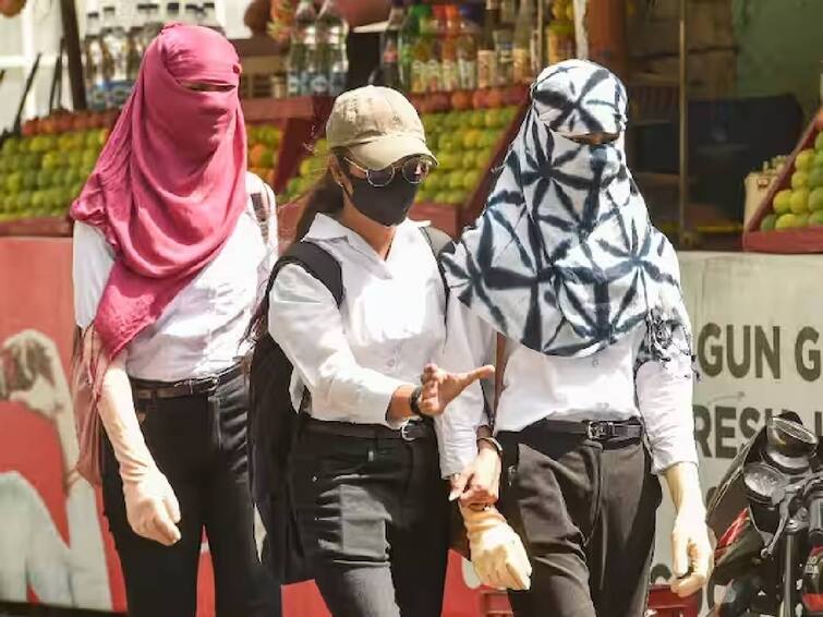 Temperatures are rising in Tamil Nadu with temperatures crossing 100 degrees Fahrenheit in 15 districts. TN Weather Update: கத்திரி வெயிலே இன்னும் ஆரம்பிக்கல, அதுக்குள்ள இப்படியா? 15 மாவட்டங்களில் சதம் அடித்த வெப்பநிலை.. இன்றைய அப்டேட் இதோ..