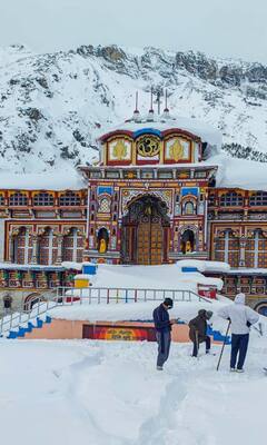 Chardham Yatra 2023: चार धाम यात्रा सुरु होण्यापुर्वीच बद्रीनाथमध्ये जोरदार बर्फवृष्टी