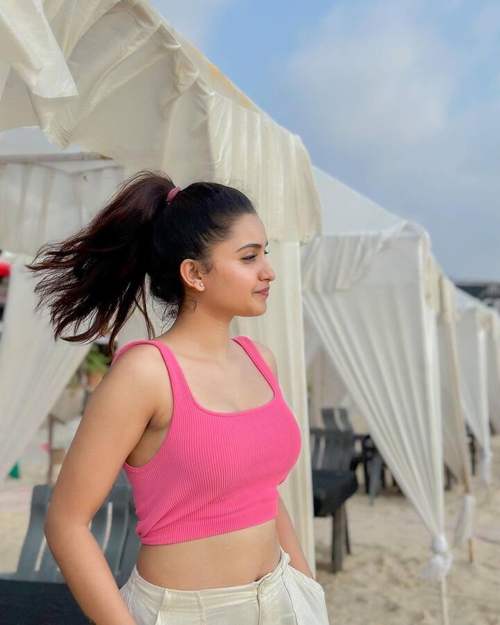 సోషల్ మీడియా ద్వారా పాపులర్ అయ్యింది దీపిక. Photo Credit: Deepika Pilli/Instagram