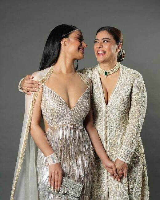 वहीं काजोल ने भी न्यासा को खास अंदाज में बर्थडे विश किया. काजोल ने बेटी के साथ एनएमएसीसी इवेंट की अपनी तस्वीर शेयर की. साथ ही लिखा “ये हम और हमेशा हमारी कहानी है. आपके सेंस ऑफ ह्यूमर और आपके माइंड को लव और आपका ओह सो वेरी स्वीट हार्ट.. लव यू टू बिट्स बेबी गर्ल और आप हमेशा मुस्कुराएं और हमेशा मेरे साथ हंसें! हैप्पी20वां बर्थडे ऑलग्रोनअपनाउ.”