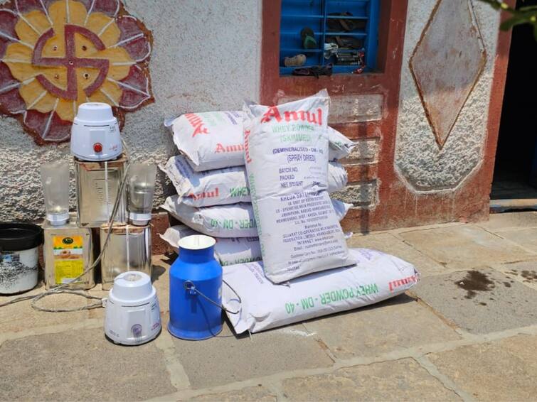 Sangli Crime Seized stocks of oil and powder used for adulterating milk in Miraj sangli maharashtra news update Sangli Crime : मिरजमध्ये दुधामध्ये भेसळीसाठी वापरल्या जाणाऱ्या ऑईल व पावडरचा साठा जप्त