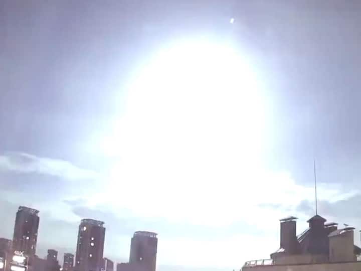 Flash Light Over Kyiv Sky Assumed To Be Meteorite, Officials Deny Missile Attack Rumours Flash Light Over Kyiv: ఉన్నట్టుండి ఆకాశంలో మెరుపు, ఏలియన్స్ వచ్చాయా - వైరల్ వీడియో