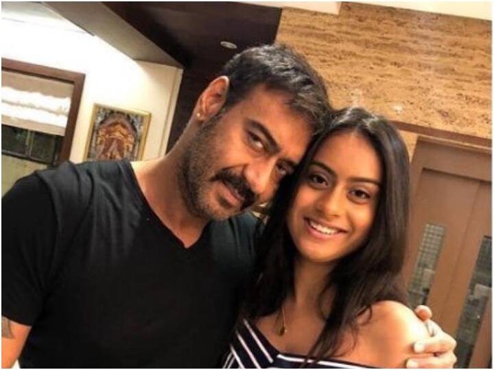 तस्वीरों में अजय ने न्यासा को प्यार से हग किया हुआ है. जहां अजय ने ब्लैक टीशर्ट पहनी है तो वहीं न्यासा ब्लैक एंड व्हाइट आउटफिट में प्यारी लग रही हैं. दोनों कैमरे के लिए हैप्पी पोज देते नजर आ रहे हैं.