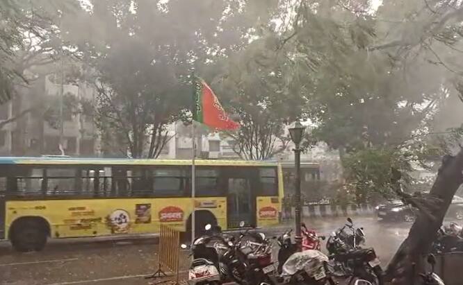 दोन दिवसांनंतर पुन्हा एकदा पुण्याला गारपिटीने झोडपले आहे.