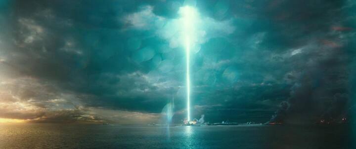 ஊரே அஞ்சி நடுங்கிய கொடூர மிருகமாக காட்டப்படும் கிங் காங், இன்னொரு காெடூர மிருகமான காட்ஸில்லாவுடன் சண்டையிடுவதுதான் 2021ஆம் ஆண்டு வெளியான காட்ஸில்லா X காங் படத்தின் கதை.