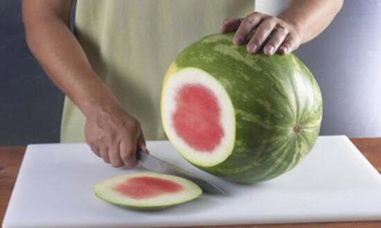 तरबूज में 92 प्रतिशत तक पानी होता है. ये गर्मियों में आपको हाइड्रेट रखता है. इसके अलावा इसमें विटामिन्स और मिनरल्स होते हैं, जो आपके लिए बेहद फायदेमंद (Watermelon Benefits) हैं. तरबूज में प्रोटीन, कार्ब्स, फैट और फाइबर होता है और इसलिए जब आप इसे खाते हैं तो लंबे समय तक आपका पेट भरा हुआ रहता है और बार-बार भूख नहीं लगती.