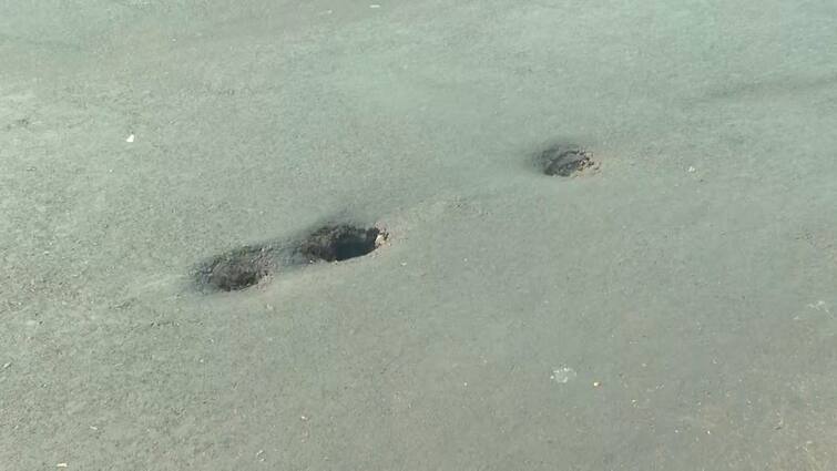 Huge Whole Detected By Car Drivers At Sukanta Nagar Chingrighata Flyover Fearing Major Landslide Salt Lake Landslide: সুকান্তনগর চিংড়িঘাটা উড়ালপুলে 'ধস', বিপদ এড়াতে যান চলাচলের কমল গতি