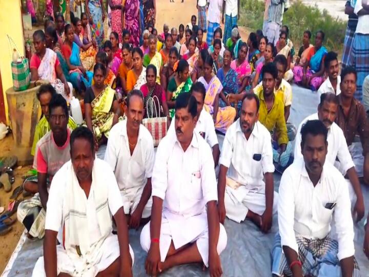 Nagappattinam news Salt production workers strike in kodiyakadu TNN கோடியக்காடு அருகே  சம்பள உயர்வு கோரி தனியார் உப்பு தொழிற்சாலை தொழிலாளர்கள் போராட்டம்