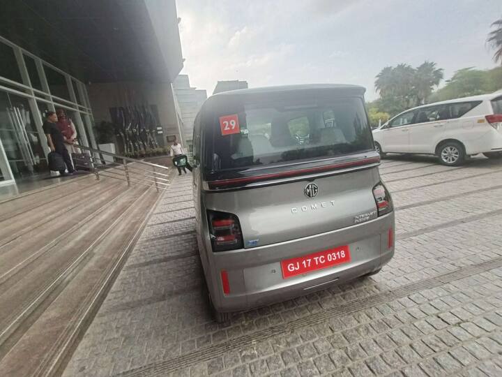 भारत में कंपनी की इंट्री लेवल की छोटी इलेक्ट्रिक कार के रूप में कॉमेट को जेडएस ईवी के नीचे रखा जाएगा. यह कार फास्ट चार्ज तकनीक से लैस होगी. साथ ही एमजी भी अपने डीलरशिप पर ईवी चार्जर्स की संख्या बढ़ा रही है. इस कार के आकार और डिजाइन को देखते हुए, फिलहाल बाजार में इसका कोई कंप्टीटर नहीं है. इसकी कीमत 10-15 लाख रुपये होने की उम्मीद की जा रही है. जबकि इसके कीमतों की घोषणा कुछ दिनों में की जा सकती है.