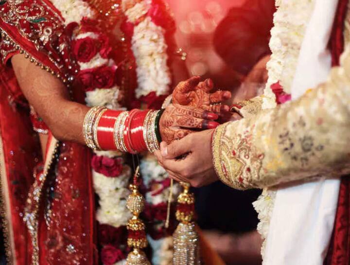 Acid attack on the bride and groom, 14 other people also got scorched in Bastar Marriage ANN Acid Attack in Marriage: दूल्हा-दुल्हन पर एसिड अटैक, बिजली गुल होती ही मंडप में मची चीख-पुकार, 14 अन्य लोग भी झुलसे