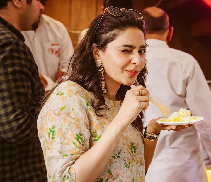 டெல்லியில் நடந்த ப்ரமோஷன் நிகழ்ச்சியின் போது, படக்குழுவினர் ஒரு கடையில் ஐஸ்க்ரீம் வாங்கி சாப்பிட்டனர்.