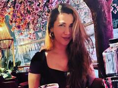 In Pics: जानिए कहां है ‘लाल दुपट्टे वाली’ गाने में गोविंदा के साथ नजर आने वाली ये खूबसूरत हसीना, एक्टिंग से दूर करती हैं ये काम