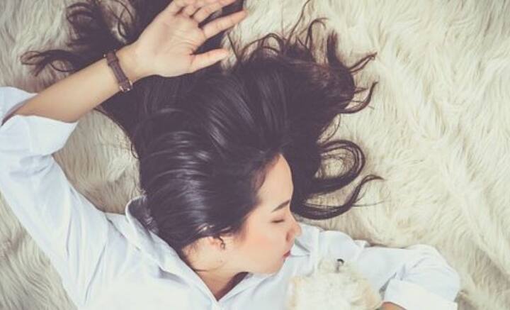 মাসে একবার বা সপ্তাহে একবার নয়, অনিদ্রা আজকাল নিত্যদিনের সমস্যা হয়ে দাঁড়িয়েছে। মাত্র কয়েক ঘণ্টার ঘুমেই গোটা দিন কাটাতে হয়, কখনও আবার রাতভর ঘুমই হয় না।