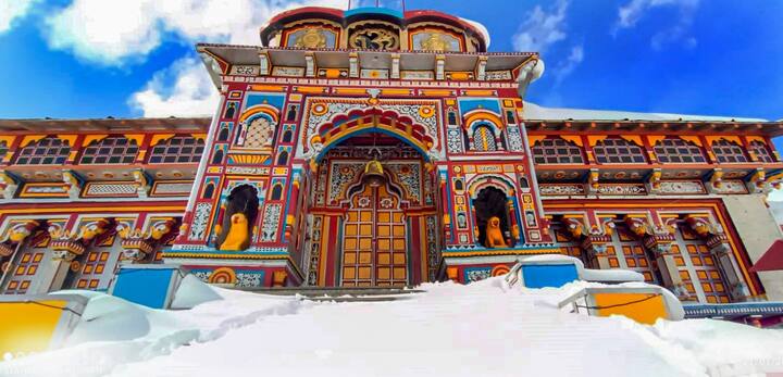 चारधाम यात्रा यात्रा सुरू होण्यापूर्वी बद्रीनाथमध्ये जोरदार बर्फवृष्टी झाली आहे