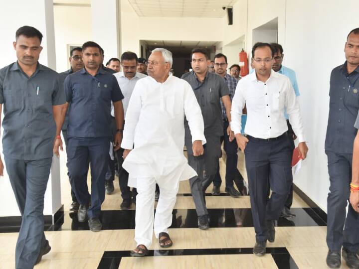 Vaibhargiri Fire Broke Out: तीन दिन तक जलता रहा वैभारगिरी पर्वत, राजगीर पहुंचे CM नीतीश, हवाई सर्वेक्षण किया Vaibhargiri Fire Broke Out: CM Nitish Kumar Reached Rajgir and Aerial Survey of Vaibhargiri Mountain ann Vaibhargiri Fire Broke Out: तीन दिन तक जलता रहा वैभारगिरी पर्वत, राजगीर पहुंचे CM नीतीश, हवाई सर्वेक्षण किया