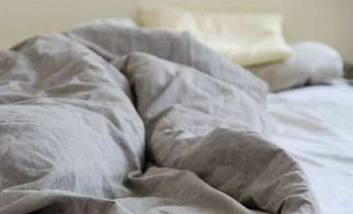 পর্যাপ্ত ঘুম না হলে, কোনও কাজই ঠিক মতো করা যায় না। মেজাজও বিগড়ে থাকে সারা ক্ষণ। রোগ প্রতিরোধ ক্ষমতার উপরও নেতিবাচক প্রভাব পড়ে।