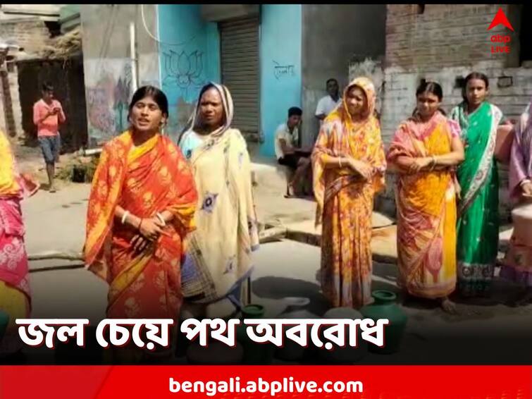 Bankura, blockade started by placing pots and pitchers on the village streets to demand drinking water Bankura: জলের অভাবে হাহাকার, রাস্তায় হাঁড়ি-কলসি রেখে অবরোধ