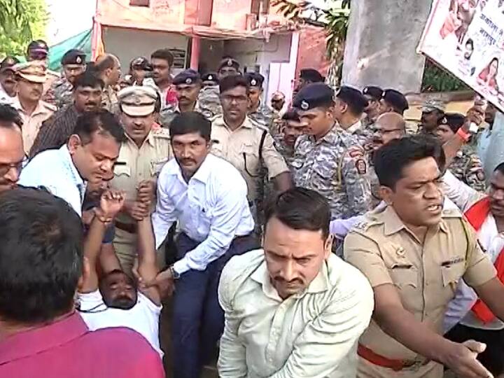 पोलिसांनी आधीच सर्व तयारी केली होती. मोठा फौजफाटा तैनात करण्यात आला होता. अखेर देशमुखांना पोलिसांनी ताब्यात घेतलं आहे.